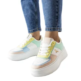 Baskets colorées sur la plateforme Gidle blanche